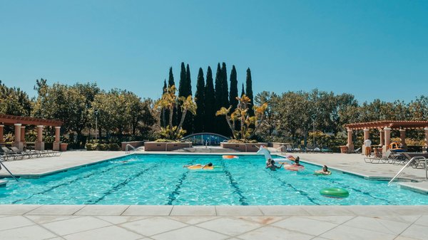 Redonner éclat et pureté à votre piscine grâce au chlore choc